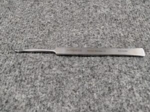 Hook Retractor, 16.5cm, Single Prong, Sharp